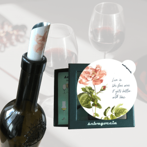 Weinflasche mit Ausgießhilfe und Geschenkbox mit dem Spruch: Love is like fine wine.