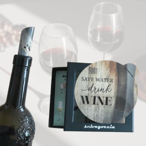 Weinflasche mit Gläsern und Ausgießhilfe: Schütze Wasser, trinke Wein.