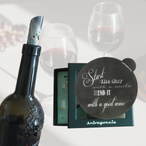 Weinflasche mit Gläsern und praktischer Einschenkhilfe salvagoccia. Perfekt ergänzt durch den Spruch: "Start the day."